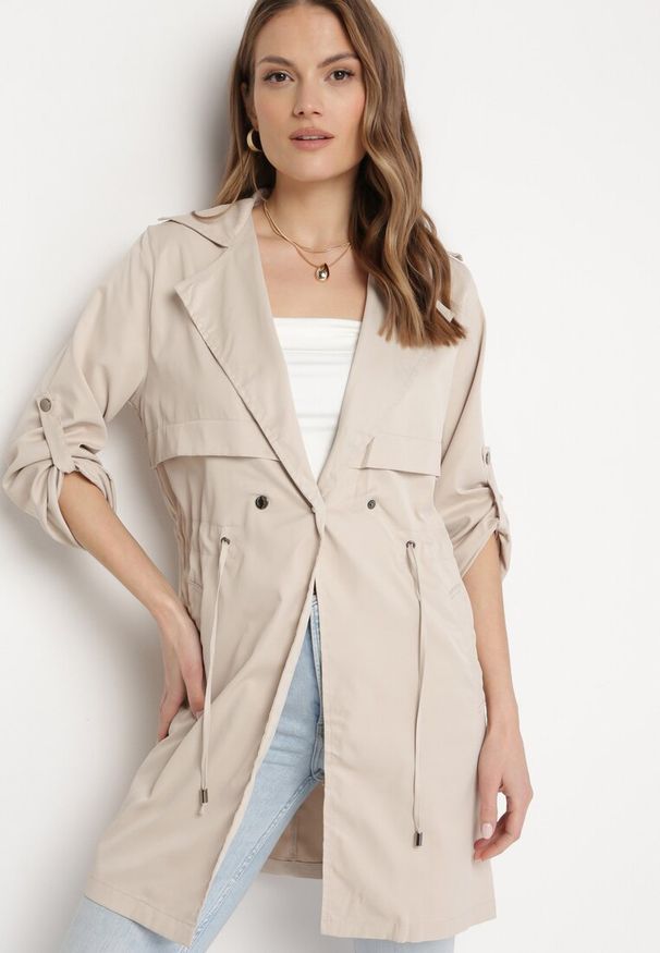 Born2be - Beżowa Kurtka Parka z Klasycznym Kołnierzem Ściągana w Pasie Troczkiem Revapia. Okazja: na randkę, do pracy, na spacer. Kolor: beżowy. Styl: klasyczny