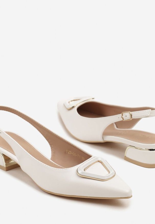 Renee - Białe Sandały Vices Typu Slingback na Niskim Obcasie ze Skórzaną Wkładką Geometryczną Ozdobą Lilienia. Zapięcie: sprzączka. Kolor: biały. Materiał: skóra. Wzór: aplikacja, geometria. Obcas: na obcasie. Styl: elegancki. Wysokość obcasa: niski
