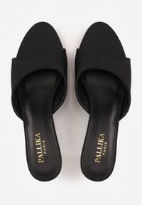 Renee - Czarne Eleganckie Klapki Peep Toe na Klepsydrowym Obcasie Jilthine. Nosek buta: otwarty. Kolor: czarny. Materiał: satyna. Sezon: lato. Obcas: na obcasie. Styl: elegancki. Wysokość obcasa: średni #5