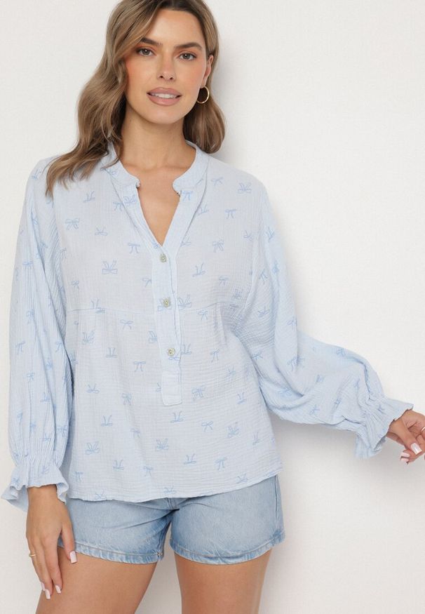 Born2be - Jasnoniebieska Bluzka z Bawełny z Falbankami w Kokardki Reivania. Okazja: na co dzień, na spacer. Typ kołnierza: kołnierz z falbankami, kokarda. Kolor: niebieski. Materiał: bawełna. Długość rękawa: długi rękaw. Długość: długie. Styl: casual, klasyczny