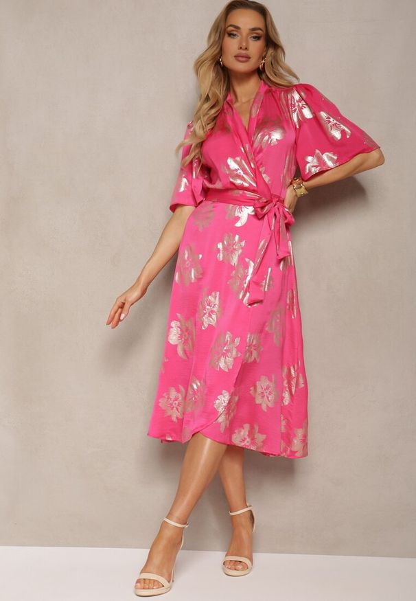 Renee - Różowa Kopertowa Sukienka w Metaliczny Florystyczny Wzór z Materiałowym Paskiem w Talii Glerina. Okazja: na imprezę. Kolor: różowy. Materiał: materiał. Wzór: kwiaty. Sezon: lato. Typ sukienki: kopertowe