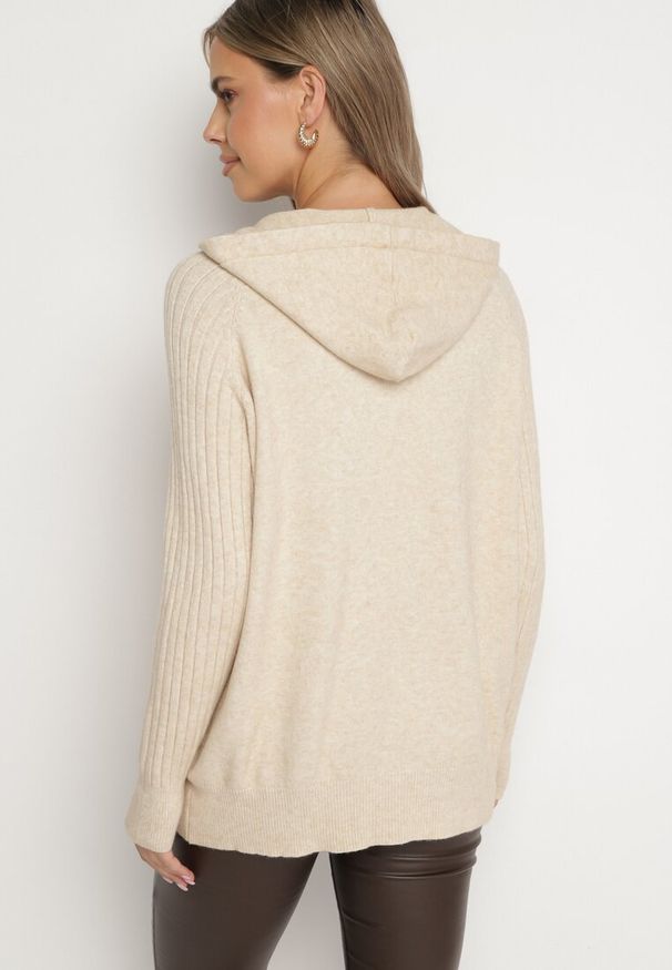 Born2be - Beżowy Sweter z Kapturem i Kieszenią z Domieszką Kaszmiru Neriele. Okazja: na co dzień. Typ kołnierza: kaptur. Kolor: beżowy. Materiał: kaszmir. Wzór: aplikacja. Styl: casual