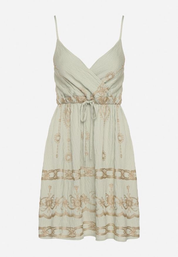 Born2be - Jasnozielona Sukienka Boho z Wiskozy na Ramiączkach Zdobiona Metalicznym Haftem Saleriela. Okazja: na co dzień, na spacer. Kolor: zielony. Materiał: wiskoza. Długość rękawa: na ramiączkach. Wzór: aplikacja, haft. Typ sukienki: rozkloszowane. Styl: boho