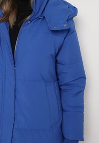 Born2be - Niebieska Pikowana Kurtka o Długim Fasonie z Odpinanym Kapturem Daivera. Okazja: na spacer. Kolor: niebieski. Materiał: dzianina. Długość: długie. Sezon: zima #5