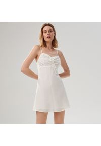 Sinsay - Sukienka mini na ramiączkach - Kremowy. Kolor: kremowy. Długość rękawa: na ramiączkach. Długość: mini #1