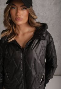 Renee - Czarna Pikowana Kurtka z Kapturem z Materiałem na Rękawach Grigoria. Okazja: na co dzień. Typ kołnierza: kaptur. Kolor: czarny. Materiał: materiał. Długość rękawa: długi rękaw. Styl: casual, elegancki #4