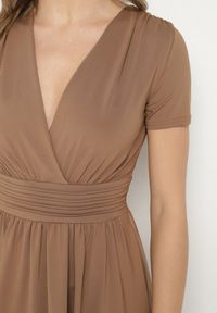 Born2be - Brązowa Rozkloszowana Sukienka z Wiskozą o Kopertowym Kroju z Marszczeniem Adivas. Okazja: na co dzień, na spacer. Typ kołnierza: dekolt w kształcie V. Kolor: brązowy. Materiał: wiskoza. Długość rękawa: krótki rękaw. Typ sukienki: kopertowe. Styl: casual, elegancki #2
