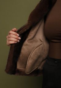 Born2be - Brązowa Jednorzędowa Kurtka Futerko o Krótkim Kroju Lonella. Okazja: na sylwestra, na spacer, na co dzień. Kolor: brązowy. Materiał: futro. Długość: krótkie. Styl: casual, elegancki #6