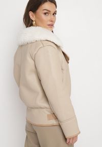Born2be - Jasnobeżowa Kurtka Biker z Futerkiem Marisine. Kolor: beżowy. Materiał: futro. Sezon: jesień, zima #6