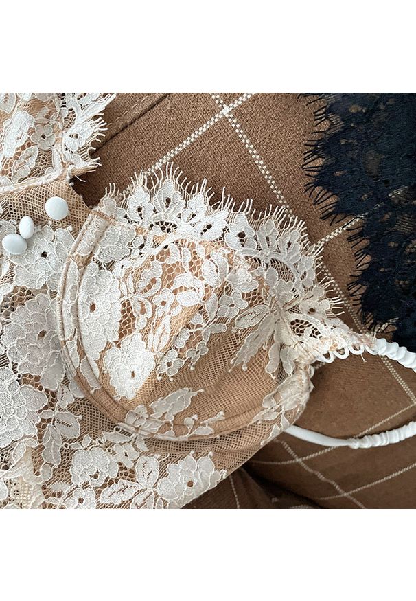 Intica - Braletka koronkowa usztywniana na co dzień Eudoxia. Kolor: biały. Materiał: koronka. Wzór: koronka