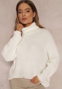 Renee - Biały Golf Oversize Malia. Okazja: na co dzień. Typ kołnierza: golf. Kolor: biały. Materiał: dzianina, wiskoza, skóra, jeans. Długość rękawa: długi rękaw. Długość: długie. Wzór: prążki, ze splotem. Styl: casual, klasyczny