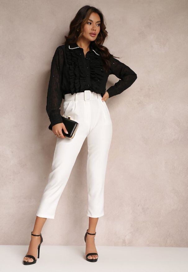 Renee - Czarna Koszula z Ozdobnym Kołnierzem i Falbanami Chet. Typ kołnierza: kołnierz z falbankami. Kolor: czarny. Materiał: materiał. Styl: elegancki