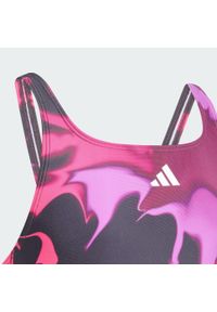Adidas - Kostium kąpielowy Tie Dye V-back Kids. Kolor: czarny, biały, wielokolorowy. Materiał: tkanina
