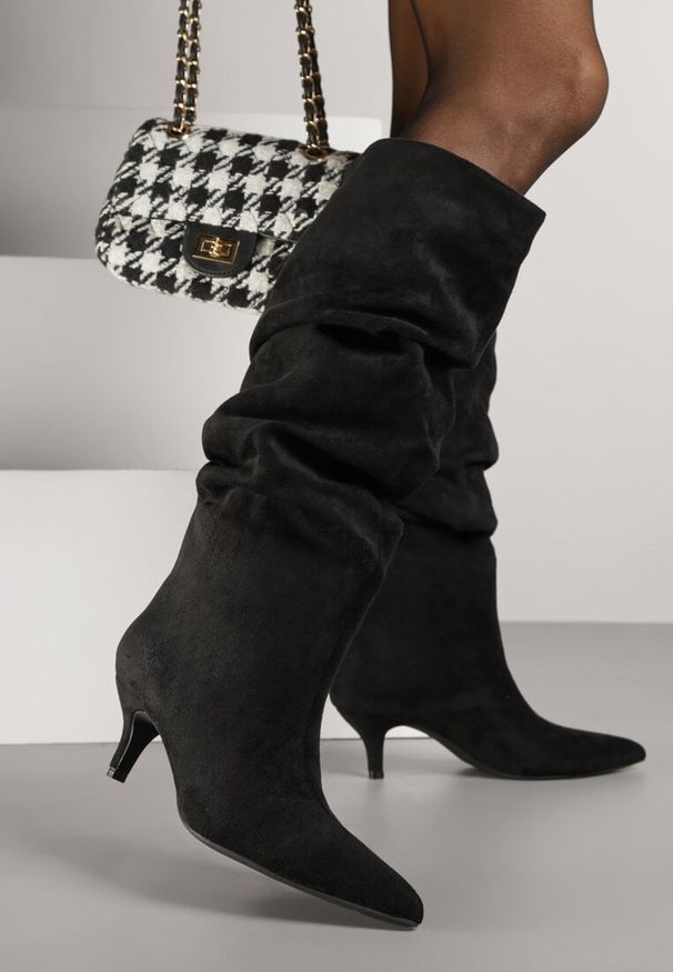 Born2be - Czarne Marszczone Kozaki na Obcasie Typu Kaczuszka Alevitte. Okazja: na co dzień. Zapięcie: bez zapięcia. Kolor: czarny. Materiał: jeans. Obcas: na obcasie. Styl: casual, elegancki. Wysokość obcasa: średni