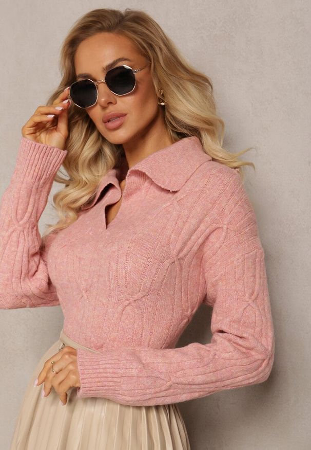 Renee - Różowy Sweter z Dekoltem w Serek i Ozdobnym Splotem Travissa. Typ kołnierza: dekolt w serek. Kolor: różowy. Wzór: ze splotem. Styl: elegancki
