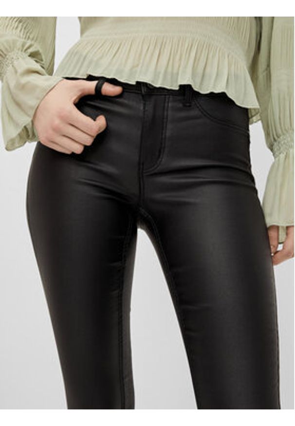 Pieces Spodnie z imitacji skóry Shape-Up 17108412 Czarny Skinny Fit. Kolor: czarny. Materiał: skóra