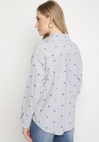 Born2be - Niebieska Bawełniana Koszula w Paski i Serduszka Fennissa. Okazja: do pracy, na spotkanie biznesowe. Kolor: niebieski. Materiał: bawełna. Długość rękawa: długi rękaw. Długość: długie. Wzór: paski. Styl: biznesowy #3