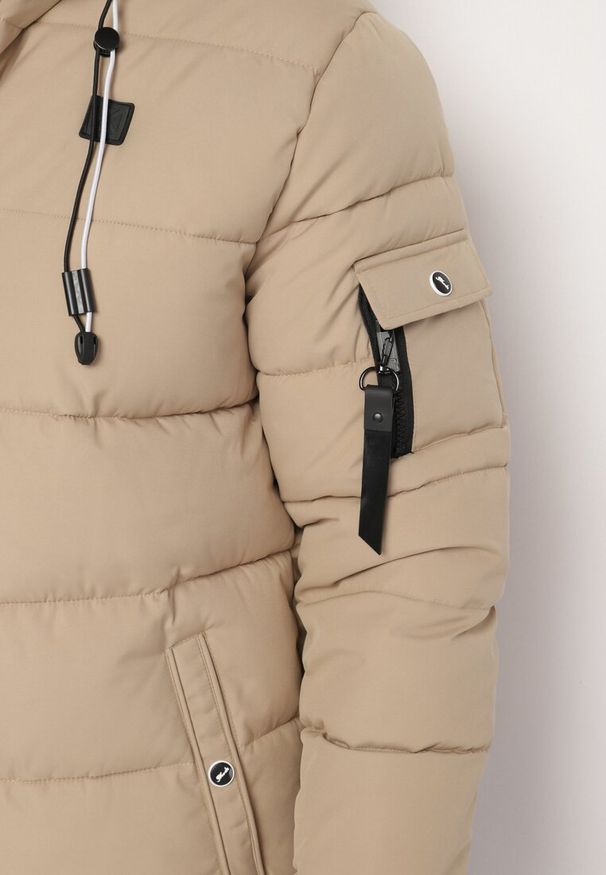 Born2be - Ciemnobeżowa Pikowana Kurtka z Odpinanym Kapturem i Ściągaczami w Paski przy Rękawach Atinthea. Okazja: na co dzień. Kolor: beżowy. Materiał: jeans. Wzór: paski. Styl: elegancki, casual