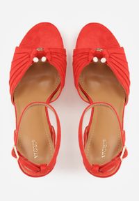 Renee - Czerwone Sandały VICES na Szpilce Zdobione Marszczeniem i Aplikacją Synalirea. Zapięcie: pasek. Kolor: czerwony. Wzór: aplikacja. Obcas: na szpilce. Styl: klasyczny, elegancki #6