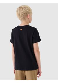 4f - 4F T-shirt regular z nadrukiem chłopięcy - czarny 122 (6-7 lat). Okazja: na co dzień. Kolor: czarny. Materiał: dzianina, bawełna, jersey. Długość rękawa: krótki rękaw. Długość: krótkie. Wzór: nadruk. Sezon: lato. Styl: klasyczny, sportowy, casual
