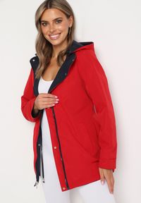 Born2be - Granatowa Kurtka Parka Dwustronna Ozdobiona Guzikami przy Rękawach Mivanea. Kolor: niebieski. Materiał: jeans. Długość rękawa: długi rękaw. Długość: długie. Wzór: aplikacja. Sezon: zima, jesień. Styl: klasyczny, elegancki #3
