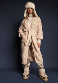 Renee - Beżowy Kardigan z Wiskozą i Wełną o Tłoczonym Splocie z Wiązanym Paskiem i Kieszeniami Vailnes. Kolor: beżowy. Materiał: wiskoza, wełna. Wzór: ze splotem. Sezon: zima