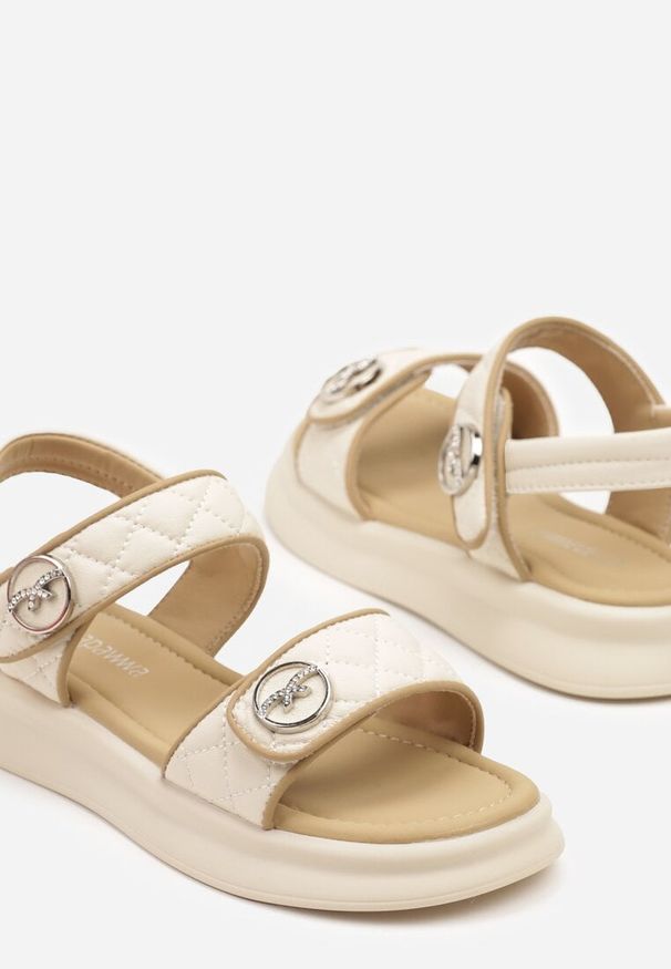 Born2be - Beżowe Sandały z Zapięciem na Rzep Zdobione Eleganckimi Aplikacjami Amiane. Okazja: na uczelnię, na co dzień. Zapięcie: rzepy. Kolor: beżowy. Wzór: aplikacja. Sezon: lato. Styl: elegancki