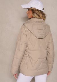 Renee - Ciemnobeżowa Pikowana Kurtka Przejściowa z Kapturem Silidi. Okazja: na co dzień. Typ kołnierza: kaptur. Kolor: beżowy. Materiał: jeans. Styl: klasyczny, elegancki, casual #3