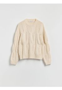 Reserved - Sweter z ozdobnym splotem - kremowy. Kolor: kremowy. Materiał: dzianina, wełna. Wzór: ze splotem