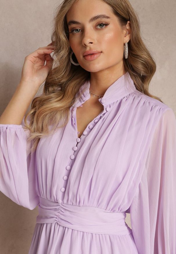 Renee - Fioletowa Sukienka Mini z Ozdobnymi Guzikami i Rękawem 3/4 Parissa. Okazja: na co dzień. Kolor: fioletowy. Materiał: materiał. Styl: casual. Długość: mini
