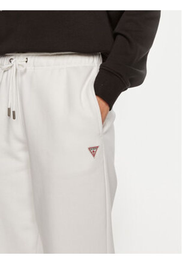 Guess Jeans Spodnie dresowe W4YB33 KC811 Biały Regular Fit. Kolor: biały. Materiał: bawełna