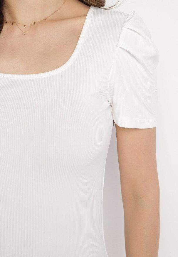 Born2be - Biała Sukienka o Dopasowanym Kroju z Bufiastymi Rękawami Aravitia. Okazja: na co dzień. Kolor: biały. Typ sukienki: dopasowane, proste. Styl: casual