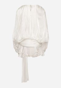 Born2be - Biała Sukienka o Bufiastym Kroju z Falbanami Trenem i Wiązaniem Lunalina. Kolor: biały. Styl: elegancki, klasyczny #6