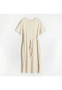 Reserved - T-shirtowa sukienka z paskiem - Kremowy. Kolor: kremowy #1