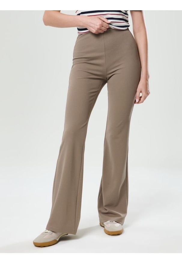 Sinsay - Spodnie flare - brązowy. Kolor: brązowy