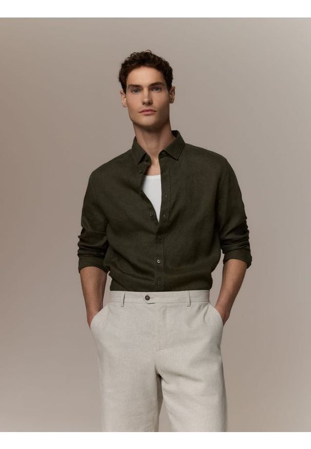 Reserved - Lniana koszula regular fit - ciemnozielony. Kolor: zielony. Materiał: len