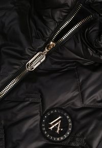 Renee - Czarna Długa Pikowana Kamizelka z Kapturem i Ozdobną Naszywką Mentape. Typ kołnierza: kaptur. Kolor: czarny. Długość: długie. Wzór: aplikacja. Styl: sportowy #7