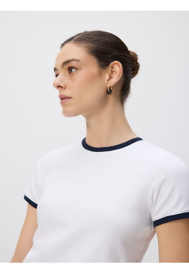Reserved - T-shirt z kontrastową lamówką - biały. Kolor: biały. Materiał: bawełna