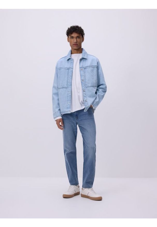 Reserved - Jeansy carrot slim z efektem sprania - niebieski. Kolor: niebieski