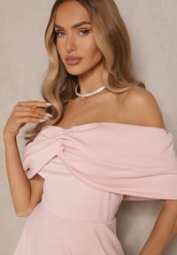 Renee - Różowa Sukienka Rozkloszowana Ozdobiona Kokardą Odarra. Typ kołnierza: kokarda. Kolor: różowy. Wzór: aplikacja. Styl: klasyczny, elegancki #4