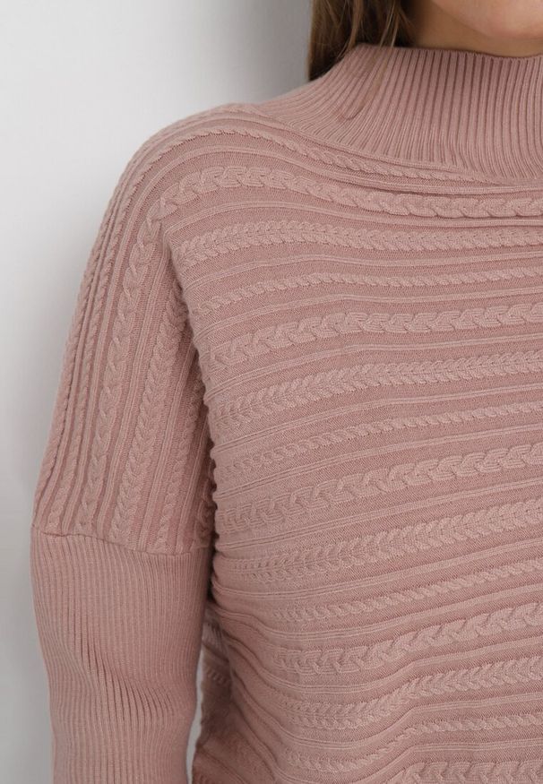 Born2be - Ciemnoróżowy Sweter z Wełną o Asymetrycznym Fasonie z Tłoczeniem Sarositte. Kolor: różowy. Materiał: wełna