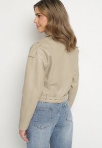 Born2be - Beżowa Kurtka Ramoneska z Klamrami Sesariah. Okazja: na co dzień. Kolor: beżowy. Materiał: jeans. Długość rękawa: krótki rękaw. Długość: krótkie. Sezon: wiosna. Styl: casual, elegancki, rockowy #5