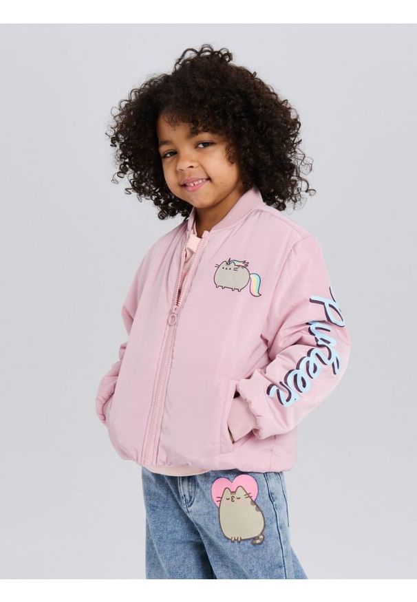 Sinsay - Kurtka bomberka z nadrukiem na plecach Pusheen the Cat - różowy. Kolor: różowy. Wzór: nadruk