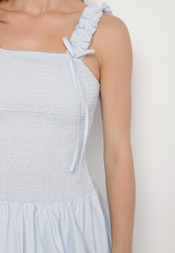 Born2be - Jasnoniebieska Bawełniana Sukienka Bombka na Ramiączkach z Elastyczną Górą Linarisena. Okazja: na co dzień, na imprezę. Typ kołnierza: kokarda. Kolor: niebieski. Materiał: bawełna. Długość rękawa: na ramiączkach. Typ sukienki: bombki. Styl: elegancki, casual