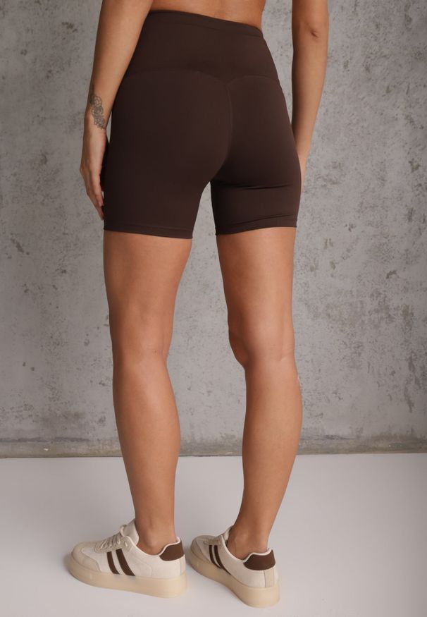 Renee - Brązowe Szorty Biker Shorts High Waist z Przeszyciem w Talii Phisera. Okazja: na co dzień. Stan: podwyższony. Kolor: brązowy. Długość: krótkie. Styl: sportowy, retro, casual