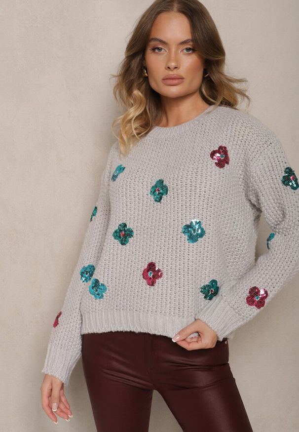 Renee - Jasnoszary Sweter z Wiskozą Zdobiony Cekinowymi Aplikacjami z Kwiatami Edalora. Okazja: na co dzień. Kolor: szary. Materiał: wiskoza. Długość rękawa: długi rękaw. Długość: długie. Wzór: aplikacja, kwiaty. Styl: klasyczny, elegancki, casual