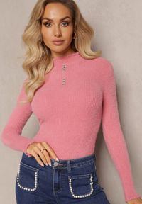 Renee - Różowy Futerkowy Sweter z Wełny z Półgolfem i Ozdobnymi Guzikami Zekluna. Kolor: różowy. Materiał: wełna. Wzór: aplikacja #1