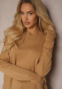 Renee - Ciemnobeżowy Sweter o Klasycznym Kroju z Wełną Mairissa. Okazja: na co dzień, na spotkanie biznesowe, na spacer. Kolor: beżowy. Materiał: wełna. Styl: klasyczny #5