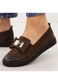 DEONI - Czekoladowe skórzane Polskie półbuty damskie Deoni D057. Okazja: na co dzień. Nosek buta: okrągły. Kolor: brązowy. Materiał: skóra. Szerokość cholewki: normalna. Wzór: aplikacja. Sezon: wiosna, jesień, lato. Styl: casual, elegancki, klasyczny, wizytowy #1