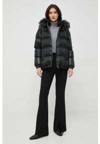 Geox kurtka damska kolor czarny zimowa. Okazja: na co dzień. Kolor: czarny. Materiał: futro, materiał, włókno. Sezon: zima. Styl: casual #5